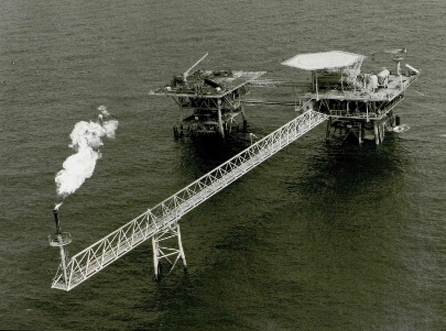 Plateforme et torchère du champ offshore de Kolé